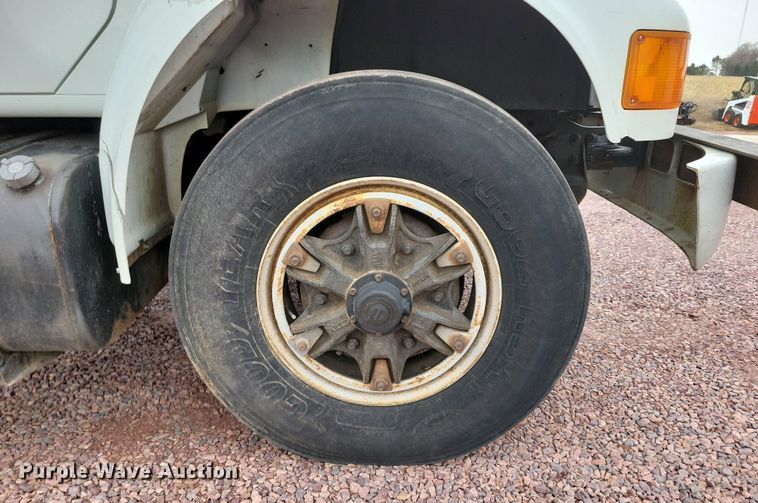 image for item NV9761 2001 International 4900 forestry bucket truck