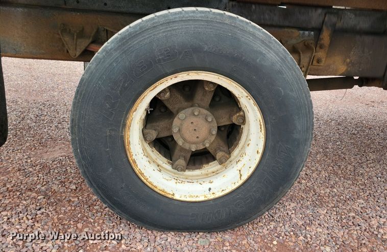 image for item NV9761 2001 International 4900 forestry bucket truck