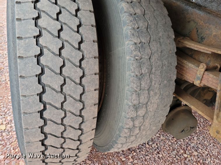 image for item NV9761 2001 International 4900 forestry bucket truck