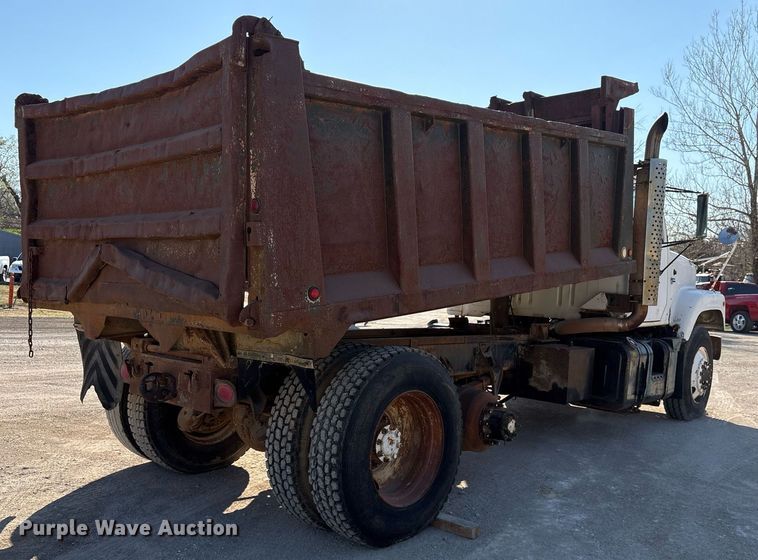 image for item OB9572 1982 International F2575 dump truck