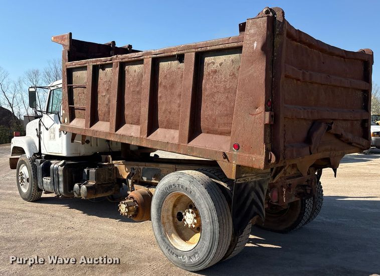 image for item OB9572 1982 International F2575 dump truck