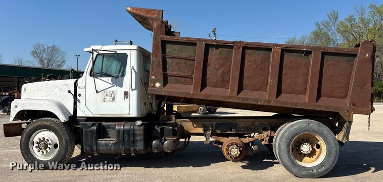 image for item OB9572 1982 International F2575 dump truck