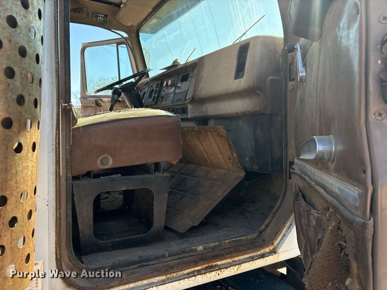 image for item OB9572 1982 International F2575 dump truck