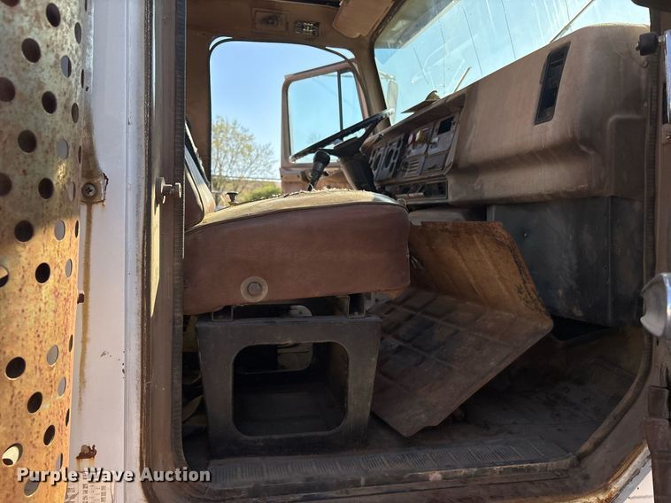 image for item OB9572 1982 International F2575 dump truck