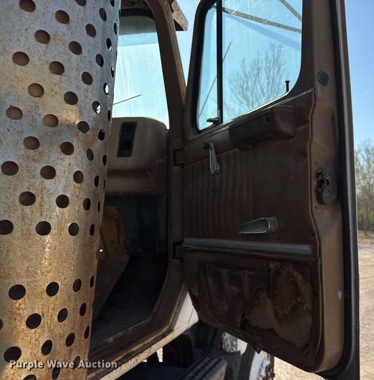 image for item OB9572 1982 International F2575 dump truck