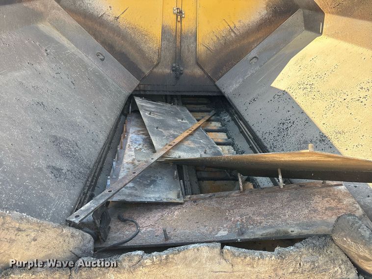 image for item OB9577 2004 Caterpillar AP-655C paver