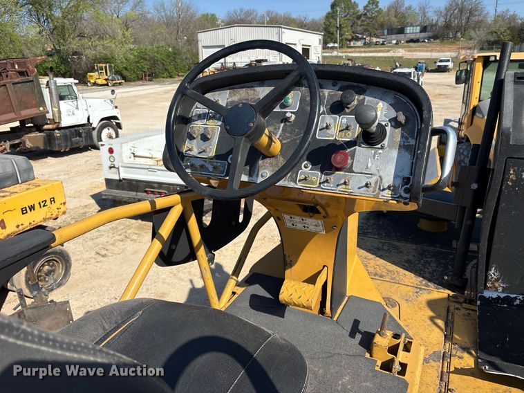 image for item OB9577 2004 Caterpillar AP-655C paver