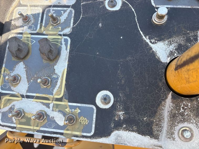 image for item OB9577 2004 Caterpillar AP-655C paver