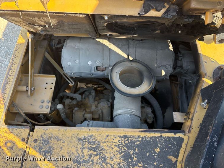 image for item OB9577 2004 Caterpillar AP-655C paver