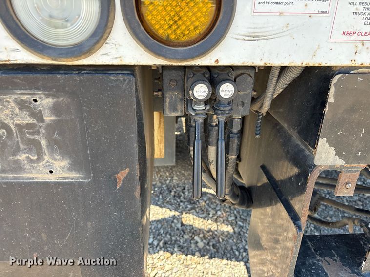 image for item OB9579 2018 International 7500 digger derrick truck