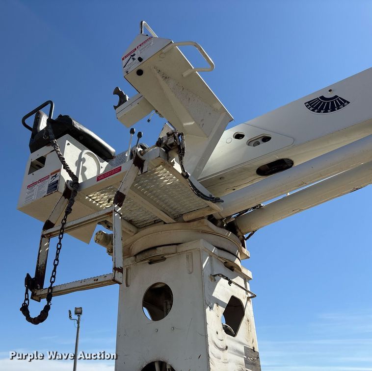 image for item OB9579 2018 International 7500 digger derrick truck