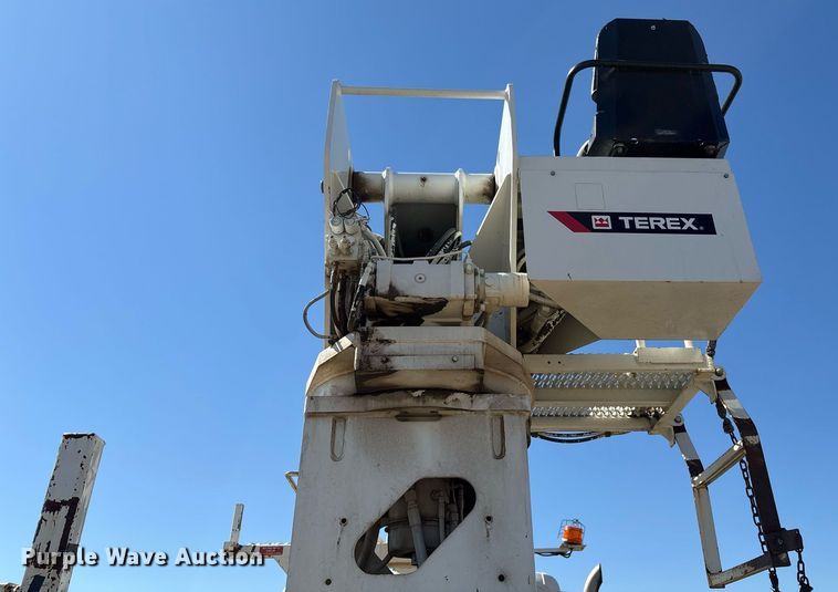 image for item OB9579 2018 International 7500 digger derrick truck