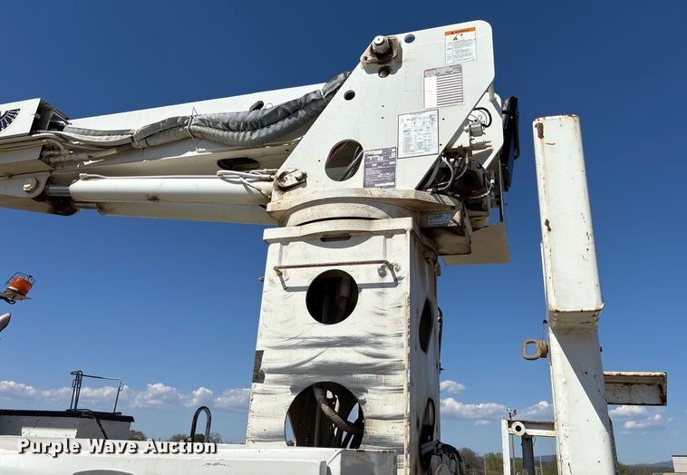 image for item OB9579 2018 International 7500 digger derrick truck