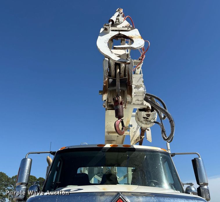 image for item OB9579 2018 International 7500 digger derrick truck