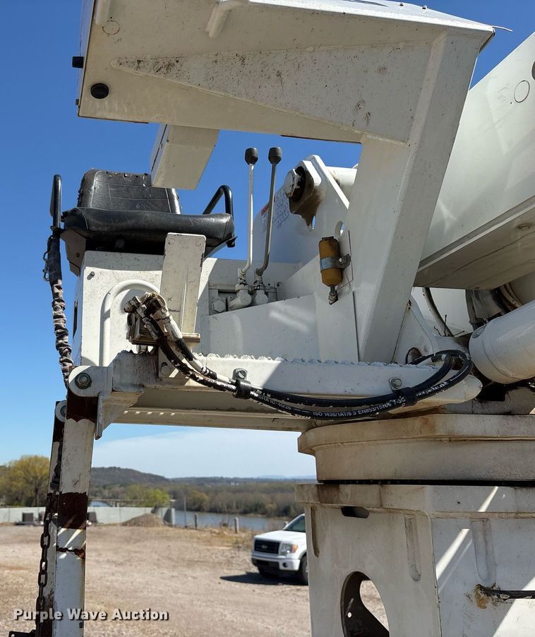 image for item OB9579 2018 International 7500 digger derrick truck