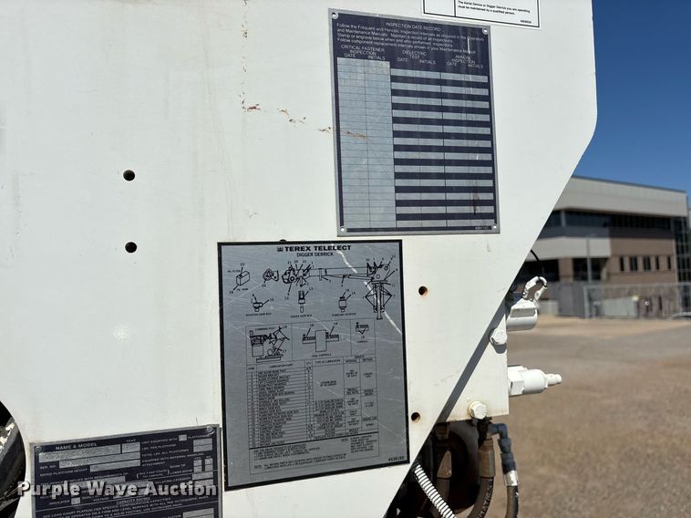 image for item OB9579 2018 International 7500 digger derrick truck