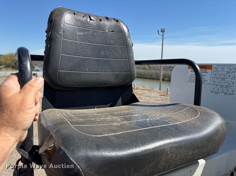 image for item OB9579 2018 International 7500 digger derrick truck