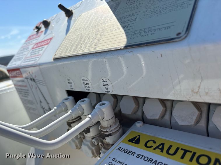 image for item OB9579 2018 International 7500 digger derrick truck