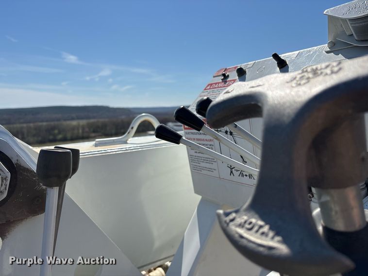 image for item OB9579 2018 International 7500 digger derrick truck