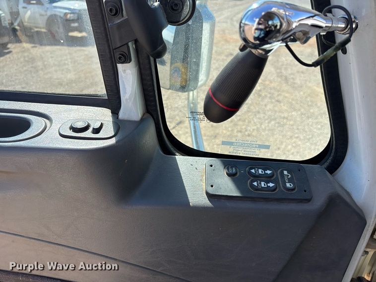 image for item OB9579 2018 International 7500 digger derrick truck