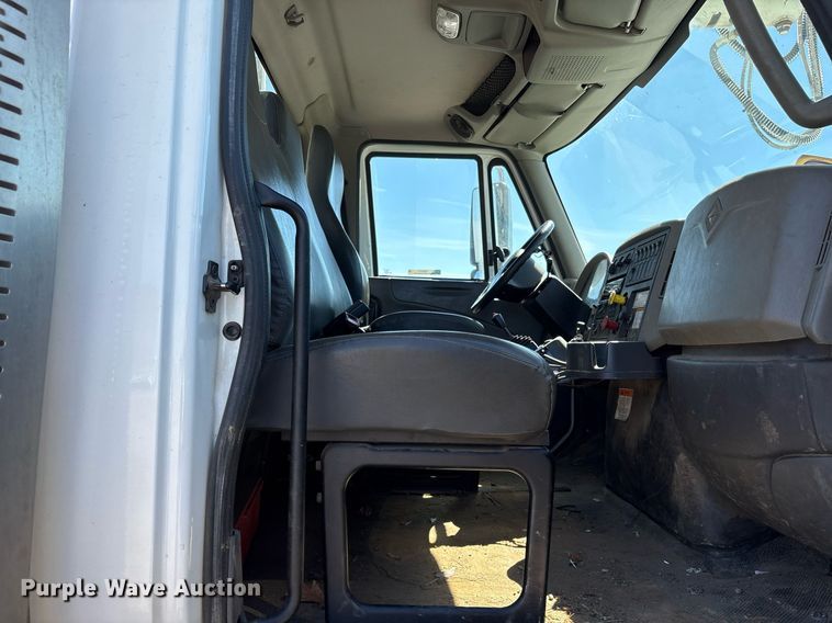 image for item OB9579 2018 International 7500 digger derrick truck