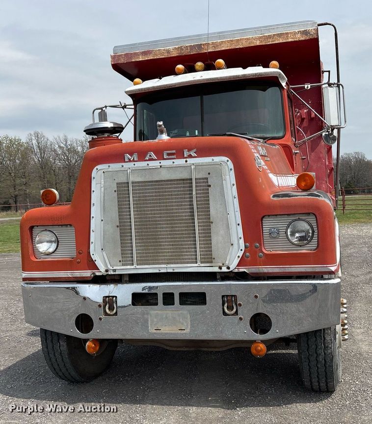 image for item OB9610 1985 Mack RS686LST  dump truck