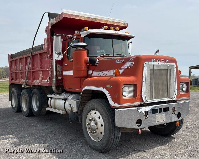 image for item OB9610 1985 Mack RS686LST  dump truck