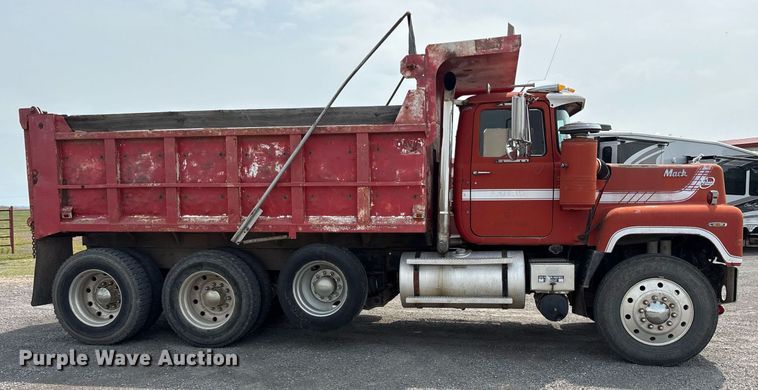 image for item OB9610 1985 Mack RS686LST  dump truck