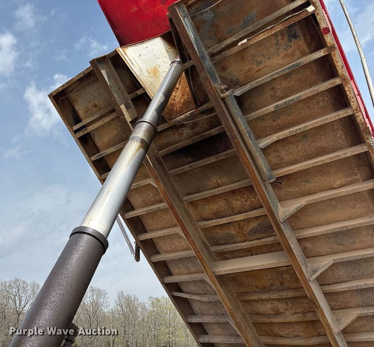 image for item OB9610 1985 Mack RS686LST  dump truck