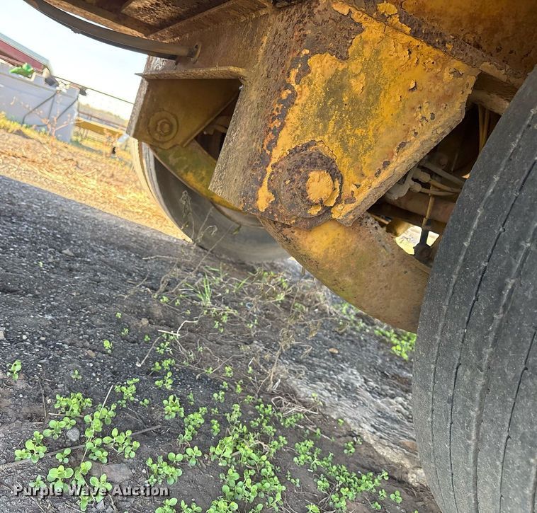 image for item OK9478 1990 Etnyre lowboy equipment trailer