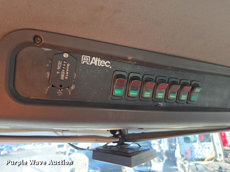 image for item YA0392 2011 Freightliner Business Class M2 106 bucket truck