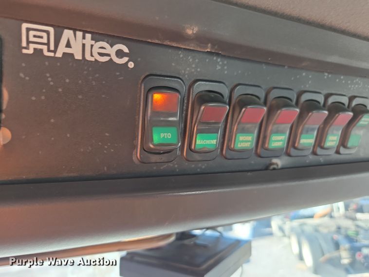 image for item YA0392 2011 Freightliner Business Class M2 106 bucket truck