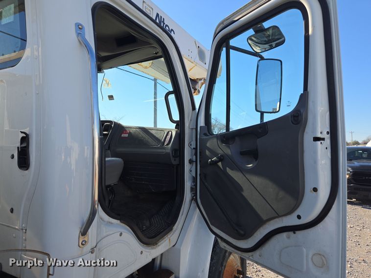image for item YA0392 2011 Freightliner Business Class M2 106 bucket truck