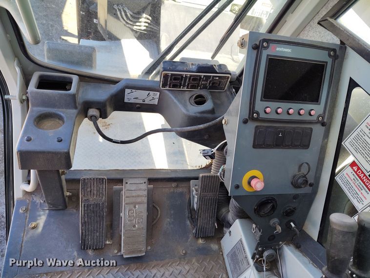 image for item YA0394 National Crane NBT55 crane truck bed