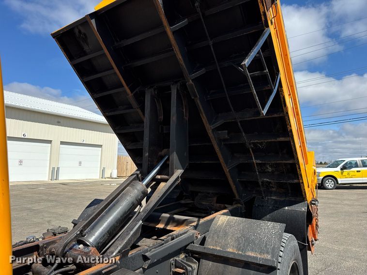 image for item DH9895 1999 International 4900 dump truck