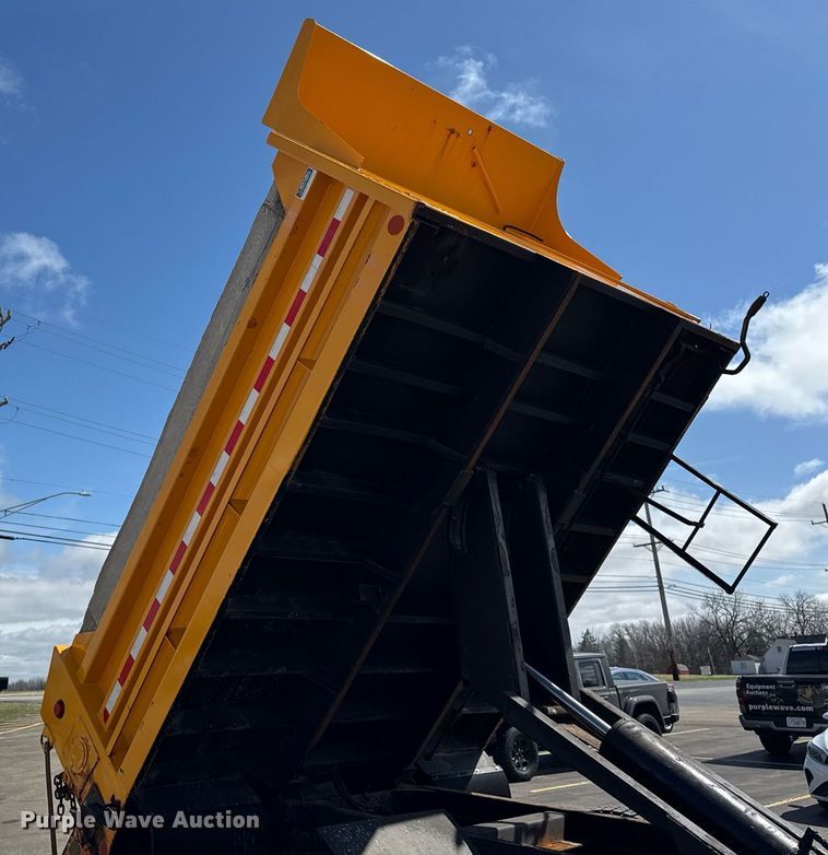 image for item DH9895 1999 International 4900 dump truck