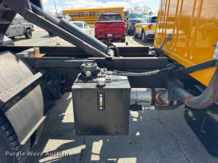 image for item DH9895 1999 International 4900 dump truck