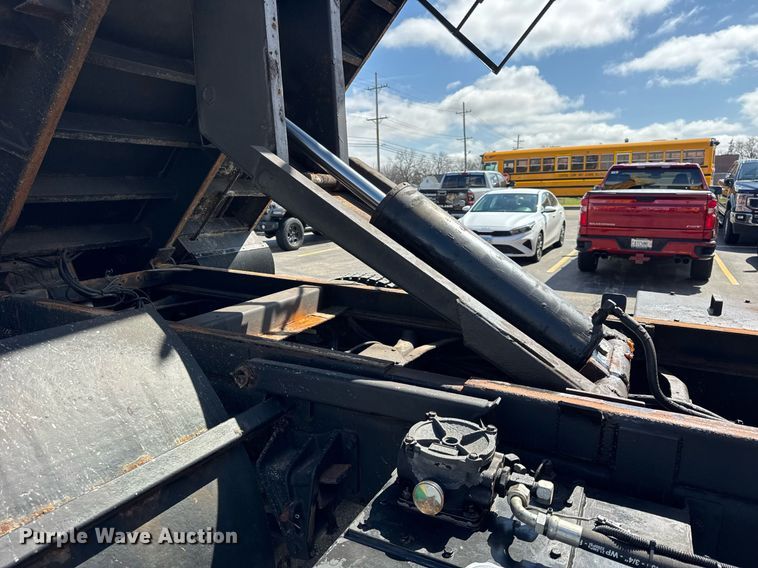 image for item DH9895 1999 International 4900 dump truck