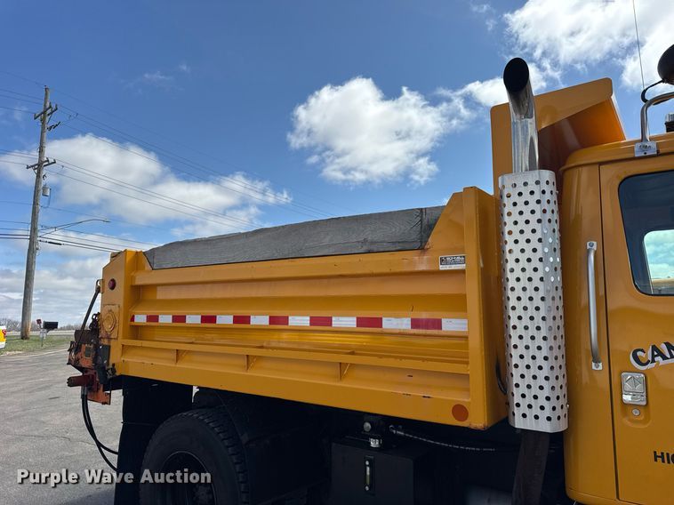 image for item DH9895 1999 International 4900 dump truck