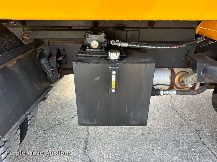 image for item DH9895 1999 International 4900 dump truck