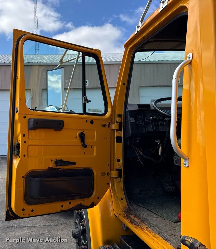 image for item DH9895 1999 International 4900 dump truck