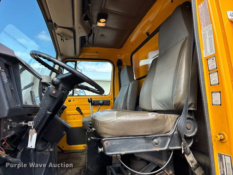 image for item DH9895 1999 International 4900 dump truck