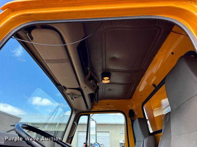 image for item DH9895 1999 International 4900 dump truck