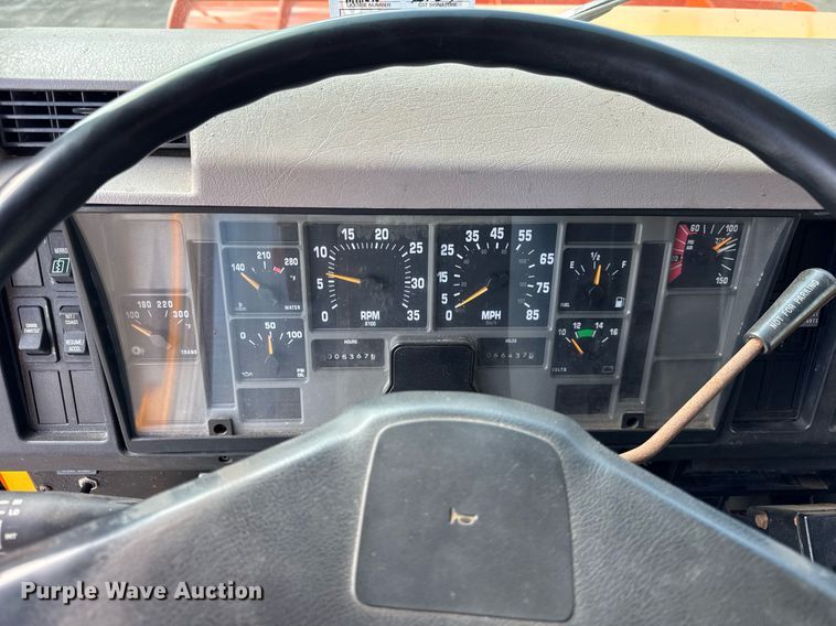 image for item DH9895 1999 International 4900 dump truck