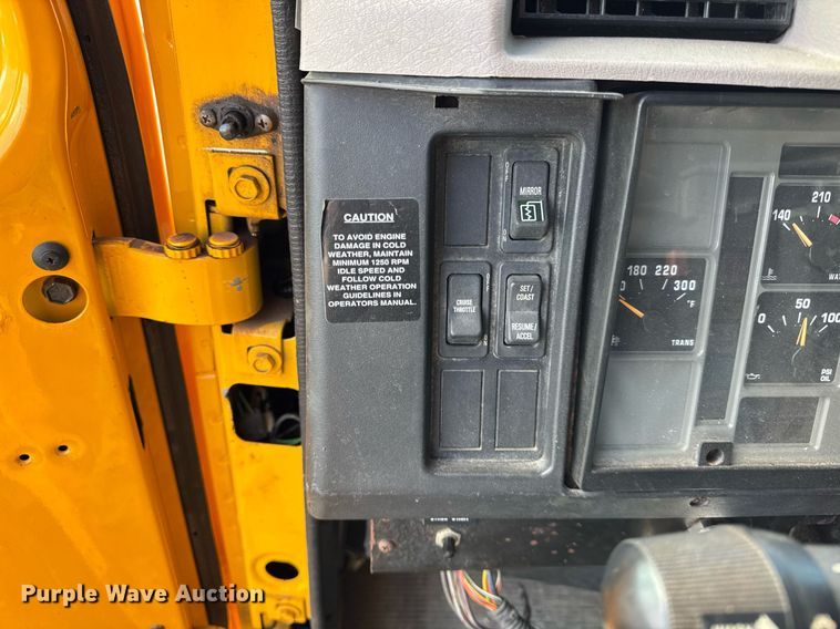 image for item DH9895 1999 International 4900 dump truck