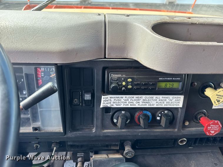 image for item DH9895 1999 International 4900 dump truck