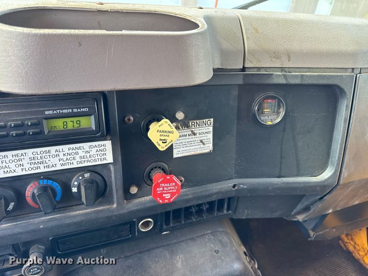 image for item DH9895 1999 International 4900 dump truck