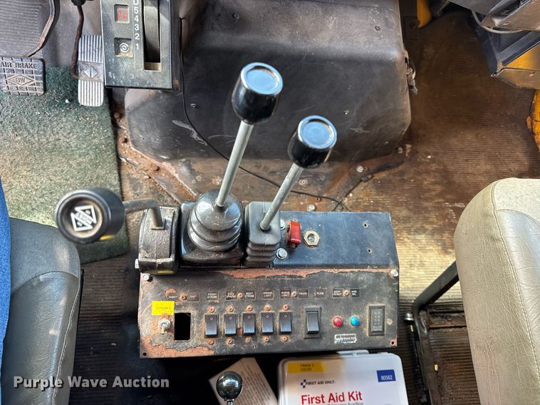 image for item DH9895 1999 International 4900 dump truck