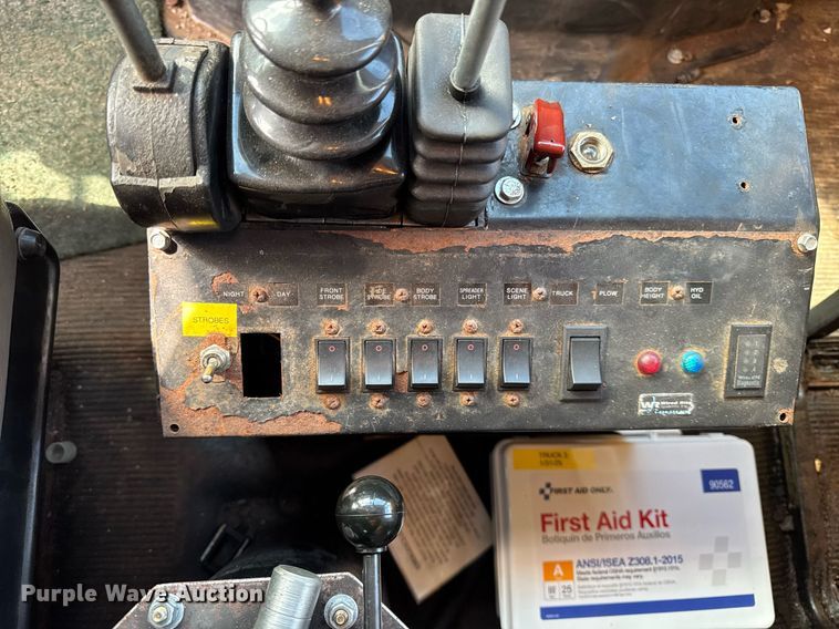 image for item DH9895 1999 International 4900 dump truck