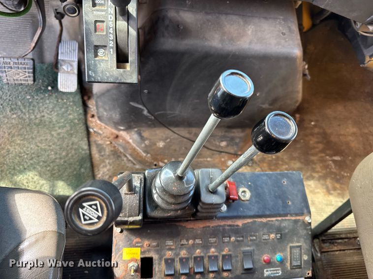 image for item DH9895 1999 International 4900 dump truck